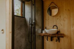 Ένα μπάνιο στο Parcel Tiny House I Ferme de Garance +16 φωτογραφίες