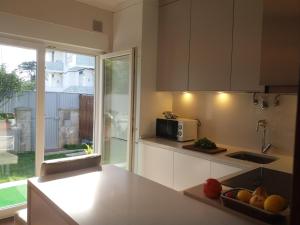una cucina con bancone, forno a microonde e finestra di Traditional Villa In S Pedro , ESTORIL a Alapraia Altre 24 foto