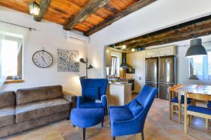 una sala de estar con un sofá y una mesa en Villa Sole, en Svetvinčenat