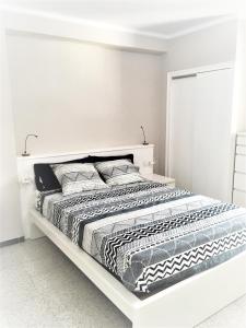 een witte slaapkamer met een groot bed in een kamer bij Apartament a la Costa Brava l'Estartit - MyAnna in L'Estartit