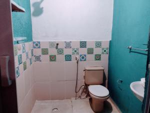 a bathroom with a toilet and a sink at Pertinho prahia toninhas in Ubatuba +15 photos