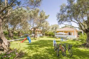 un gruppo di biciclette parcheggiate in un cortile di Villa Hector a Città di Lefkada