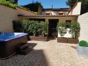einen Innenhof mit Topfpflanzen und ein Haus in der Unterkunft Hotel Orcagna in Florenz