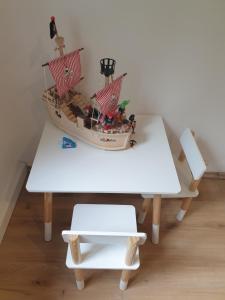 Zdjęcie z galerii obiektu FAMILY APARTMENT LINZ Wohnen mit Garten am Fusse des Pöstlingbergs TOP LAGE Villenviertel w Linzu