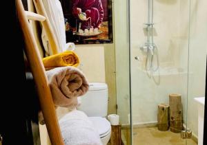 een badkamer met een douche en een toilet met handdoeken bij COSY LUXURY Apartment - GUELIZ in Marrakesh
