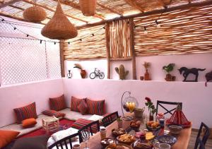 een kamer met een bank en een tafel in een kamer bij COSY LUXURY Apartment - GUELIZ in Marrakesh