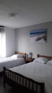 ein Schlafzimmer mit 2 Betten und einem Wandgemälde in der Unterkunft Le Fair Play in Léon