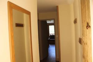 um quarto vazio com duas portas e um corredor em Résidence Christiana 307 Clés Blanches Courchevel em Courchevel