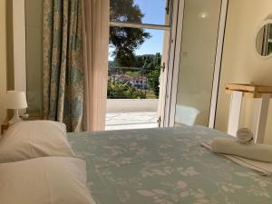 una camera da letto con un letto e una grande finestra di Villa Elani a Kassandra (Kassandria)