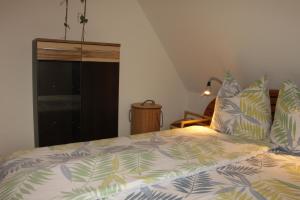 a bedroom with a bed with a bedspread with leaves at Sophie Appartement - 3aobenvorne in Celle +2 photos