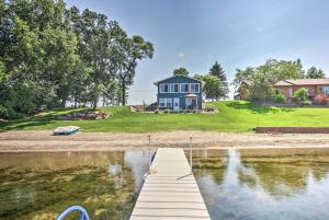 Galeriebild der Unterkunft Lake Mary Cottage with Private Beach and Boat Dock in Alexandria