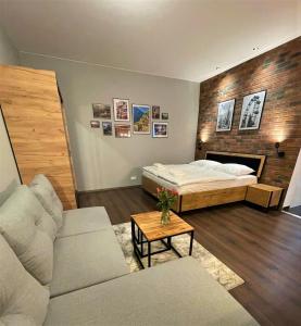 - un salon avec un lit et un canapé dans l'établissement Donau Apartment Vienna, à Vienne