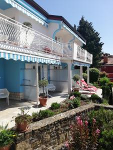 une maison avec un mur de séparation et une terrasse dans l'établissement Apartments & Rooms Matos, à Portorož