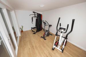 Posilňovňa alebo fitness centrum v ubytovaní Villa Solenta s grijanim bazenom