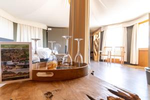 une chambre avec une table et des verres au sol dans l'établissement Green Fields - Durbuy, à Durbuy