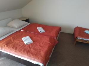 Een bed of bedden in een kamer bij Marysieńka