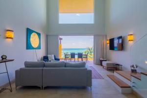 salon z kanapą i widokiem na ocean w obiekcie Isla Sunset Rentals at Sotavento w mieście Isla Mujeres