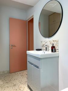 uma casa de banho com um lavatório branco e um espelho. em Jays Bay Entire Luxury Apartment by the Beach Gt Yarmouth em Great Yarmouth