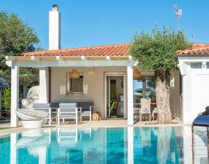 Bazén v ubytování Alghero Villa Nuit Blanche con piscina Air Co WiFi vicino spiaggia nebo v jeho okolí