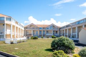 a view of the courtyard of a building at Emplacement idéal - Trou du Diable sur la Corniche in Les Bussolleries