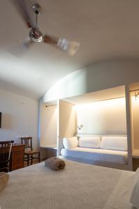 - une chambre avec un grand lit et des oreillers blancs dans l'établissement Agriturismo Tenuta San Michele, à Santa Venerina