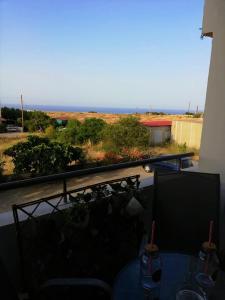 balcone con tavolo e vista sull'oceano di Ariadne apartment a Paralimni