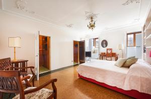 a bedroom with a bed and a table and chairs at Ca' Fenice, charming apartment in San Marco, sleep 7 in Venice