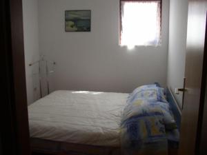 Postel nebo postele na pokoji v ubytování Apartment in Bol with sea view, balcony, air conditioning, Wi-Fi (652-1)