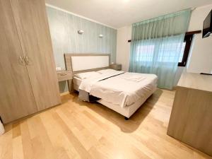 Dormitorio pequeño con cama y espejo en Laterani Guest House, en Roma