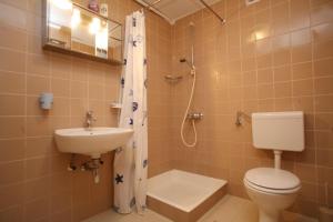 Kúpeľňa v ubytovaní Studio Apartment in Porec with Terrace, WiFi (3794-1)