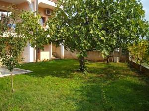 Vonkajšia záhrada v ubytovaní Studio Apartment in Porec with Terrace, WiFi (3794-1)