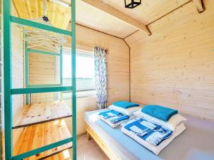 En eller flere senge i et værelse på Linowe Domki - domki letniskowe nad morzem