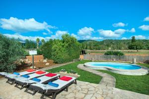 Bazén v ubytovaní Owl Booking Villa Garreta - Rustic Stay with Mountain Views alebo v jeho blízkosti