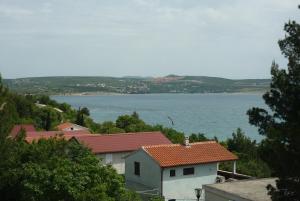 una casa con vistas a un cuerpo de agua en Apartment Seline 8 nur 200 m bis zum Strand, en Seline