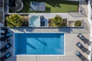 尼库加姆Villa CAPTAINS house on Šolta island with private pool, 3 bedrooms, 4 bathrooms, amazing sea views的游泳池的顶部景色