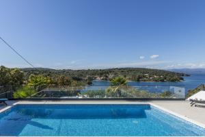 尼库加姆Villa CAPTAINS house on Šolta island with private pool, 3 bedrooms, 4 bathrooms, amazing sea views的可以看到水景的游泳池 更多42张照片