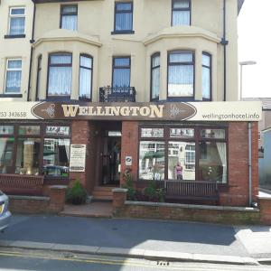 un edificio con un cartel que dice wellllington en Wellington Hotel, en Blackpool