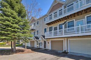 マニスティーにあるBright, Beautiful Manistee Condo Near Beach and Poolの木が目の前に広いアパートメントビル