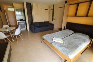 Posteľ alebo postele v izbe v ubytovaní Igényes 4 fős apartman közvetlen a strandnál