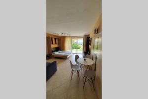 Posteľ alebo postele v izbe v ubytovaní Igényes 4 fős apartman közvetlen a strandnál
