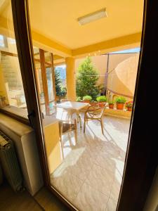 an open door to a patio with a table and chairs at Apartament Central in Constanţa