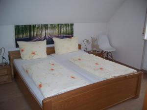 Un dormitorio con una cama grande con flores. en Ferienwohnung Serr en Lauf