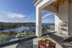 Balkón nebo terasa v ubytování Villa CAPTAINS house on Šolta island with private pool, 3 bedrooms, 4 bathrooms, amazing sea views