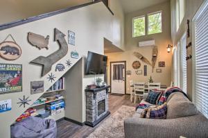 uma sala de estar com um sofá e uma televisão em Cozy Cabin - 5 Miles to Mt Rainier National Park! em Ashford