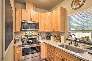 uma cozinha com armários de madeira e um lavatório em Cozy Cabin - 5 Miles to Mt Rainier National Park! em Ashford