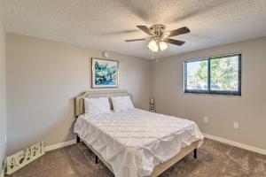 Ένα ή περισσότερα κρεβάτια σε δωμάτιο στο Bright Venice Home with Yard Less Than 4 Miles to Beach! +20 φωτογραφίες