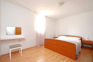 扎達爾的住宿－Pepi Apartments 1，一间卧室配有一张床和一把椅子