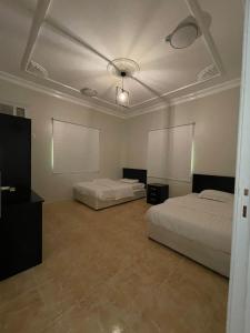 Postel nebo postele na pokoji v ubytování عال للوحدات السكنيه