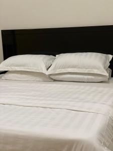 Postel nebo postele na pokoji v ubytování عال للوحدات السكنيه + 27 fotografií