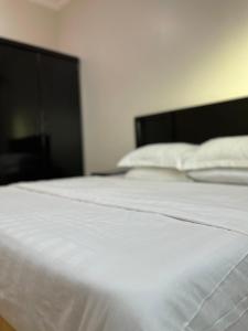 Postel nebo postele na pokoji v ubytování عال للوحدات السكنيه